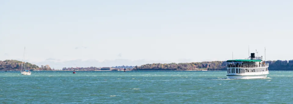 İzmir'de toplu taşıma kazası yazısı için denizde ilerleyen yolcu vapuru