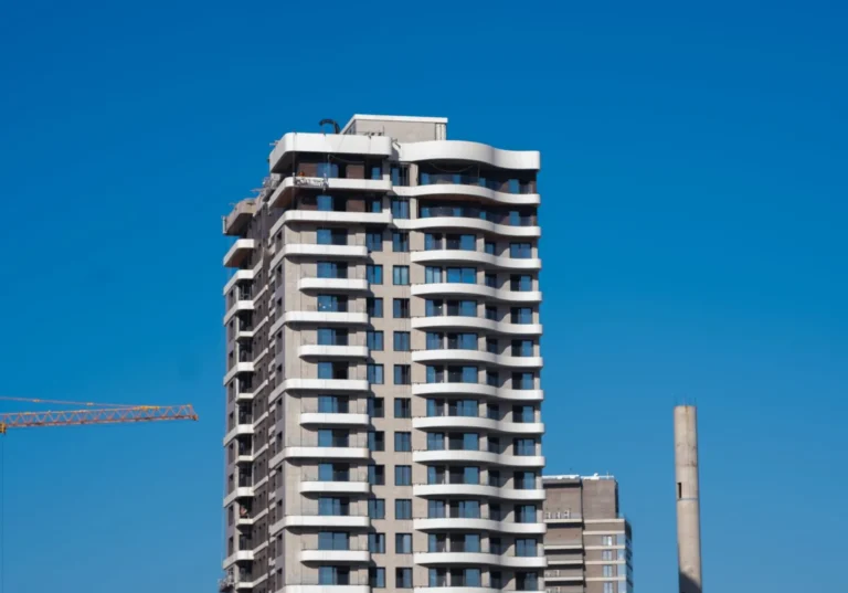 İzmir'de yapı ruhsatı ve iskân sürecinden geçen Bornova'daki yüksek konut binası