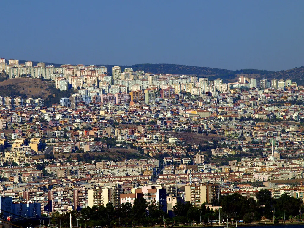 İzmir'de körfeze bakan yoğun konut dokusu: Karşıyaka Adliyesi ve mahkemeleri rehberi
