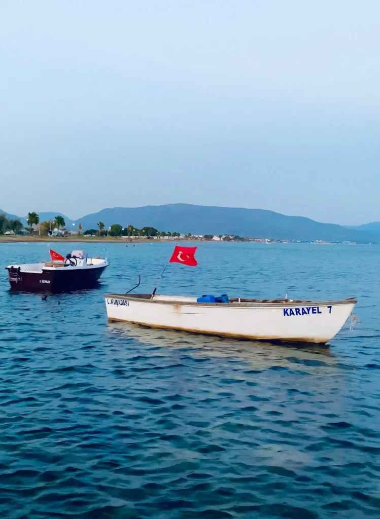Karşıyaka icra takibi için İzmir Körfezi kıyısında tekneler