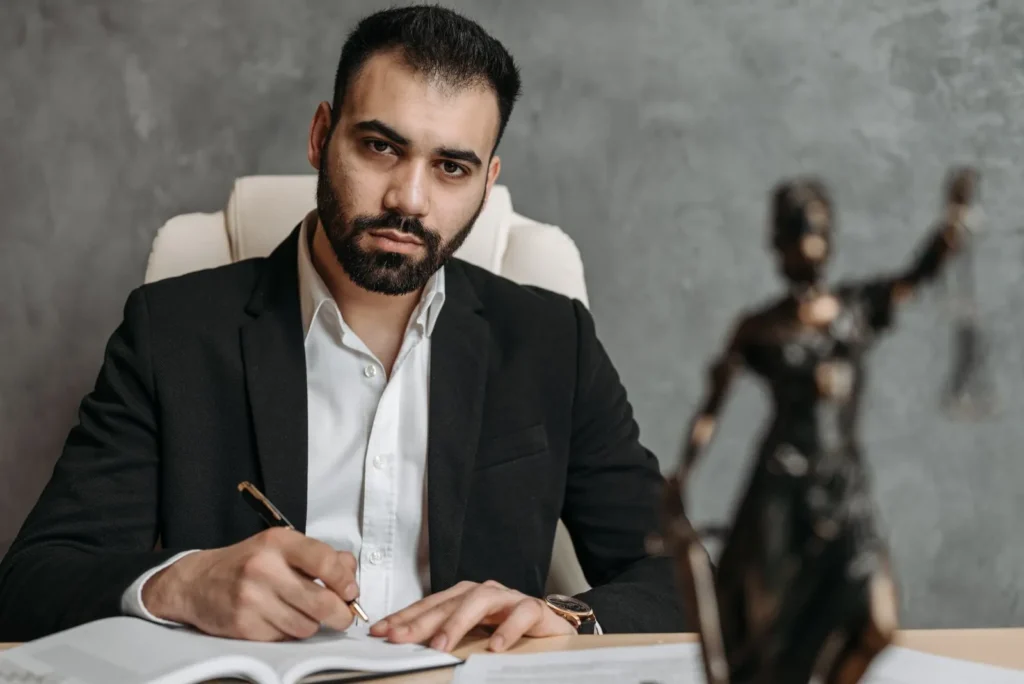 Karşıyaka'da ceza yargılaması dosyası için itiraz dilekçesi yazan avukat