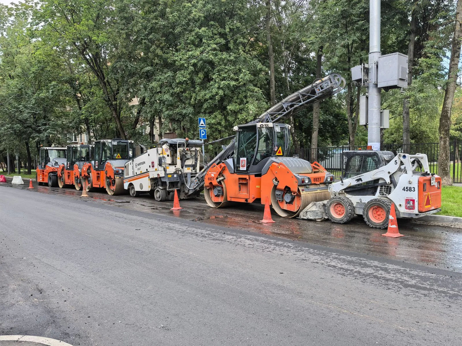 Kent içinde yol çalışması için sıralanmış iş makineleri, fiili el atma örneği