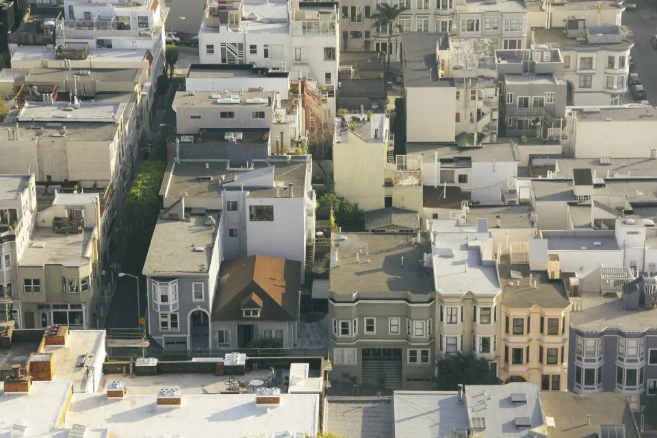 Kiralık konutların yoğun olduğu bir şehirde çatılar ve apartman dokusu