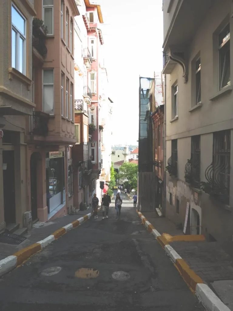 İzmir'de kiracı tahliyesi sürecinde konut kiralarının yoğun olduğu apartmanlı bir sokak