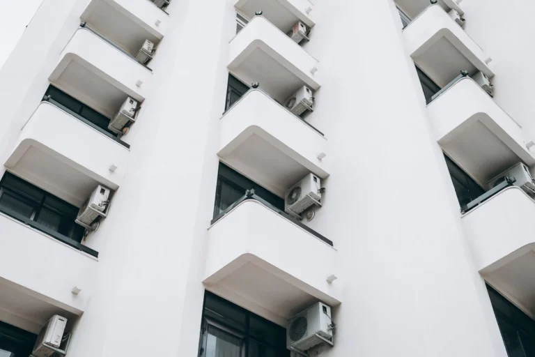 İzmir'de kiracının evinin satılması konusu olabilecek balkonlu bir apartman