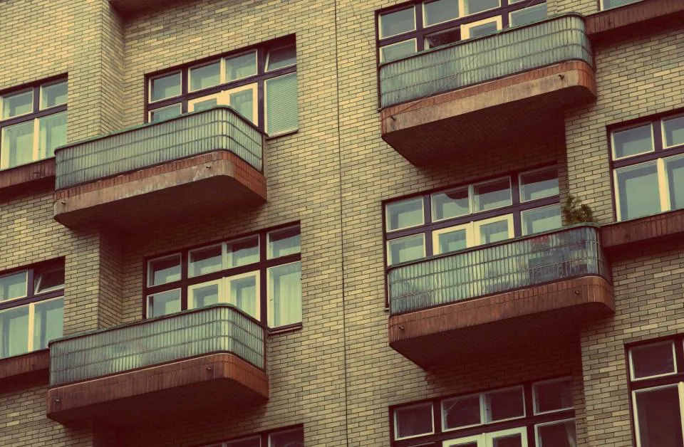 Balkonlu apartman cepheleri: kira ilişkisinde ilamsız tahliye takibi