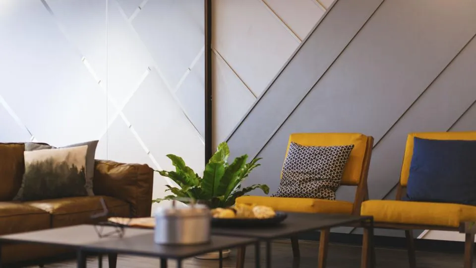 Satışa çıkarılan kiralık bir evin döşeli oturma odası