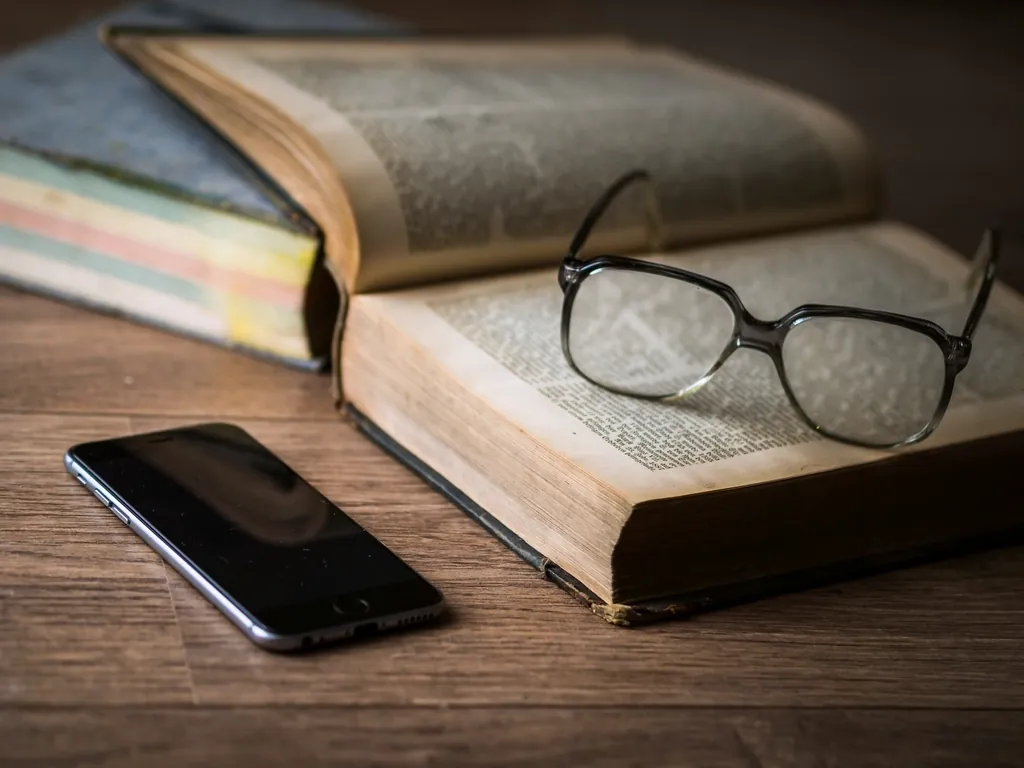 Kitap, gözlük ve telefon, kişilik hakkı davası öncesi delil hazırlığını simgeliyor