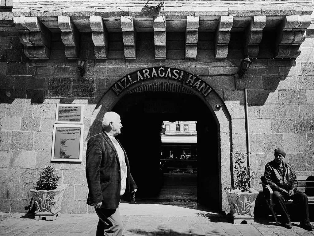 Konak'ta Kızlarağası Hanı'nın taş kemerli tarihi girişi