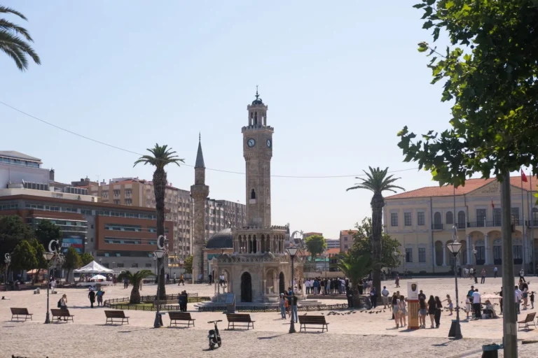 Konak Meydanı ve Saat Kulesi: Konak adliye rehberi ile ilçedeki dava süreci