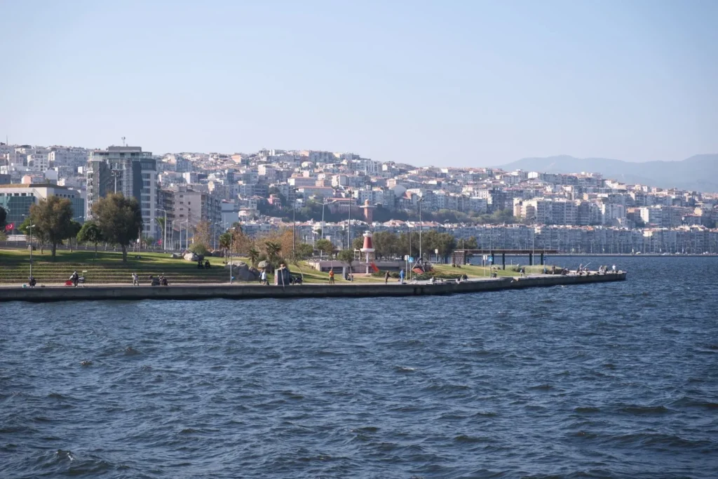 Konak icra takibi için İzmir sahil şeridi ve kent görünümü