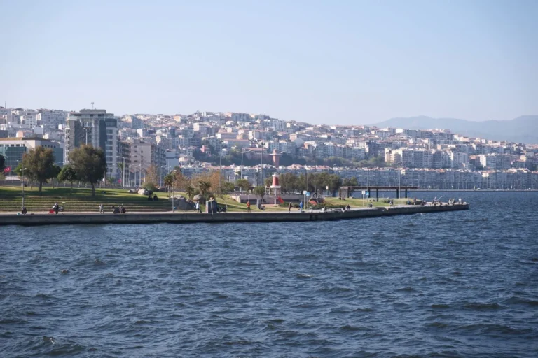Konak icra takibi için İzmir sahil şeridi ve kent görünümü