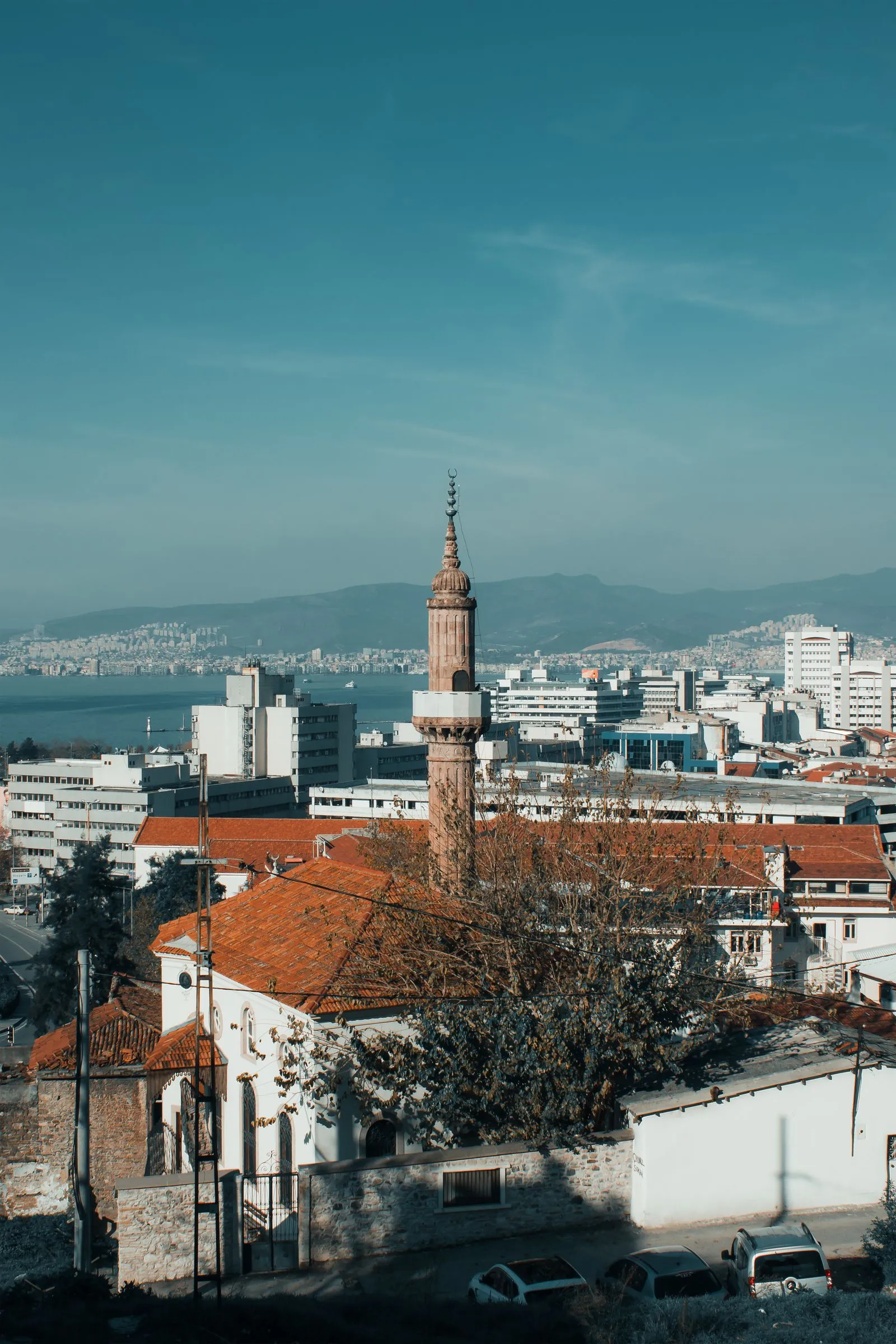 Konak'ta tarihi doku ve körfez manzarası, İzmir Adliyesi yargı çevresi