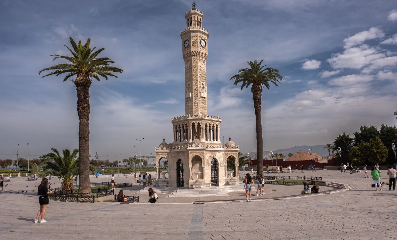 Konak Meydanı'nda palmiyeler ve Saat Kulesi, ilçedeki resmî birimlere yakın konum