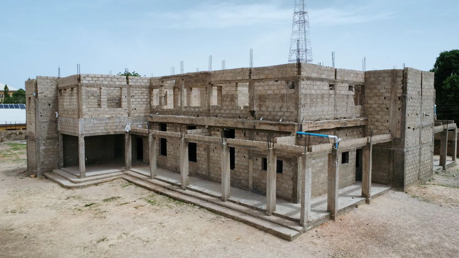 Açık arazide yarım kalmış beton yapı: tarım arazisinde izinsiz yapı ve imar cezası ayrımı