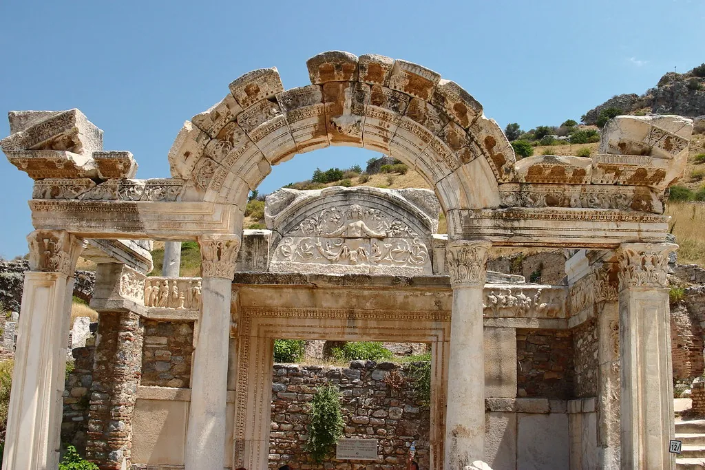 Efes'te Hadrian Tapınağı kalıntıları; ilçedeki taşınmazların önemli bir kısmı sit alanındadır