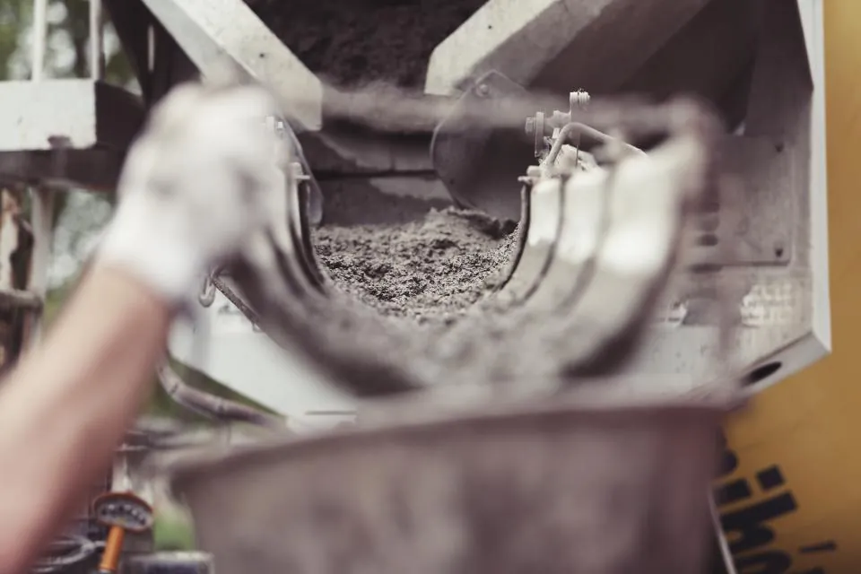 Şantiyede beton karıştıran işçi, sigortasız çalışmanın sık görüldüğü sektör