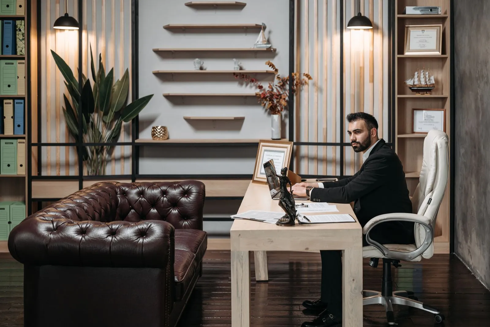Tahliye talebi hazırlığı yapılan sade bir hukuk bürosu ortamı