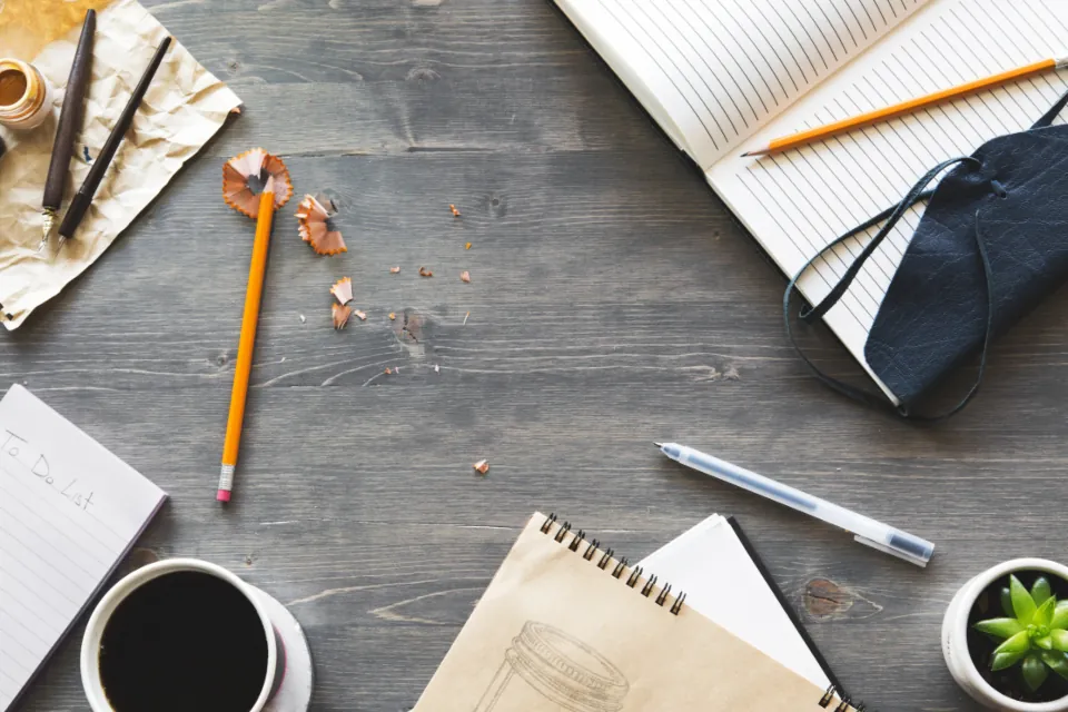 Talep artırımı hesabının yapıldığı not defterleri ve kalemlerle dolu çalışma masası