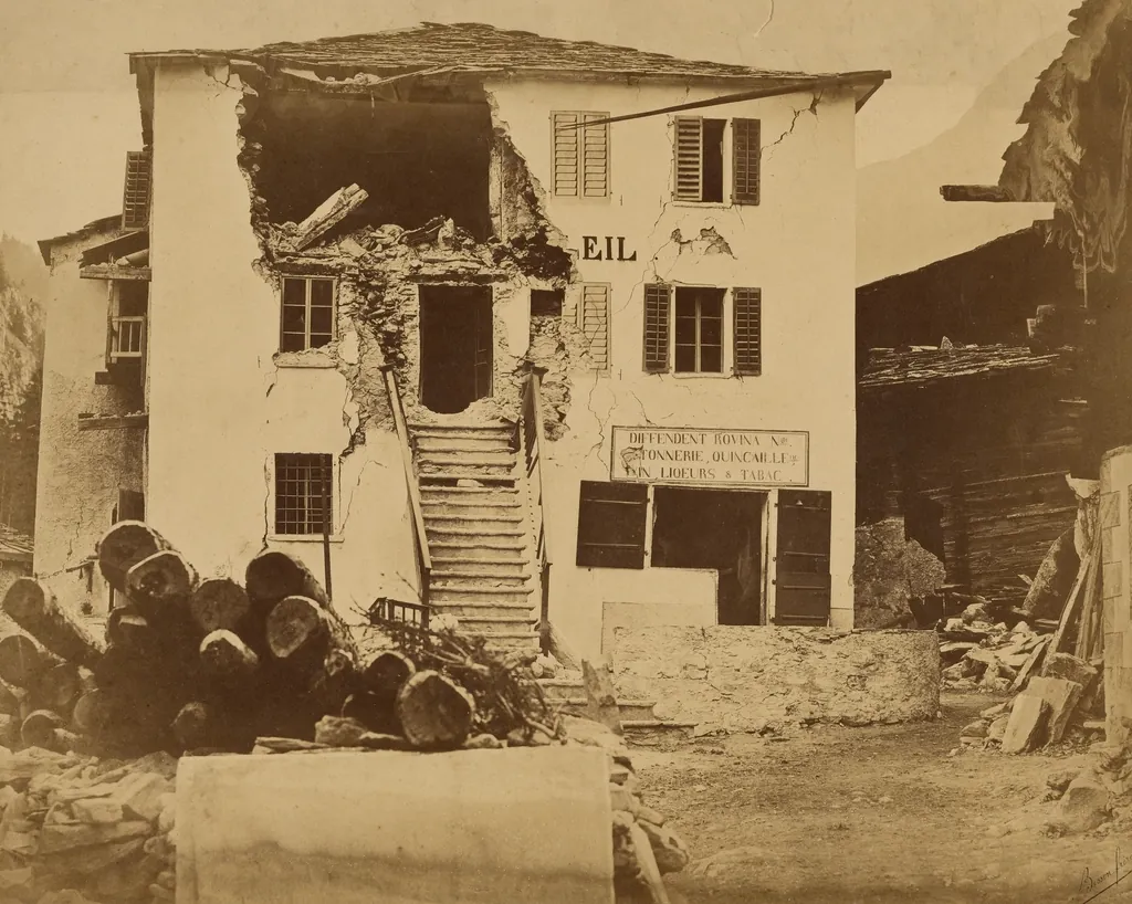 Depremde ön cephesi yıkılan eski bir binanın arşiv fotoğrafı