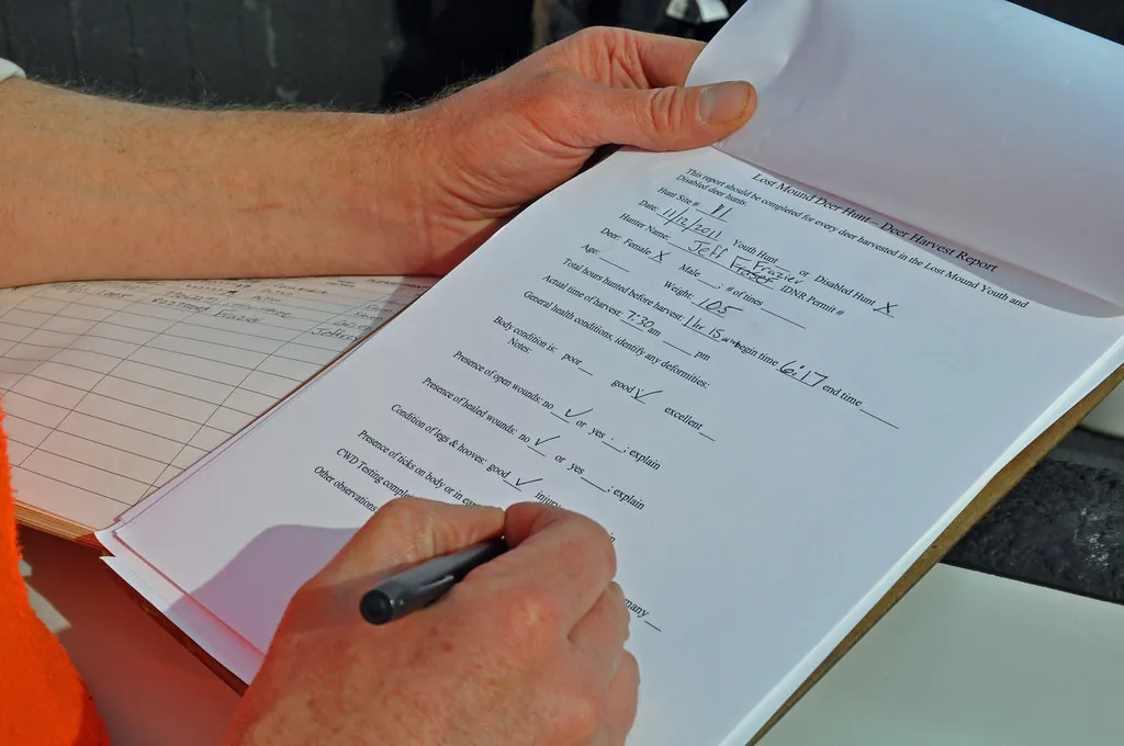 Elinde kalemle form dolduran kişi: Tire'de dava dilekçesi ön büroya verilir