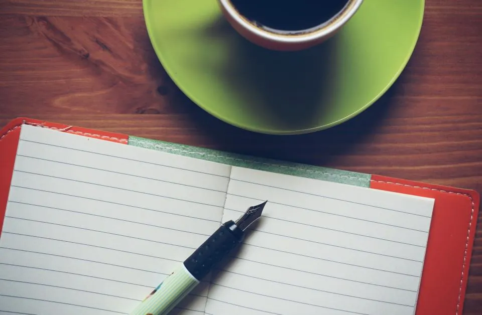 Uzlaştırma görüşmesine hazırlık için defter, kalem ve kahve