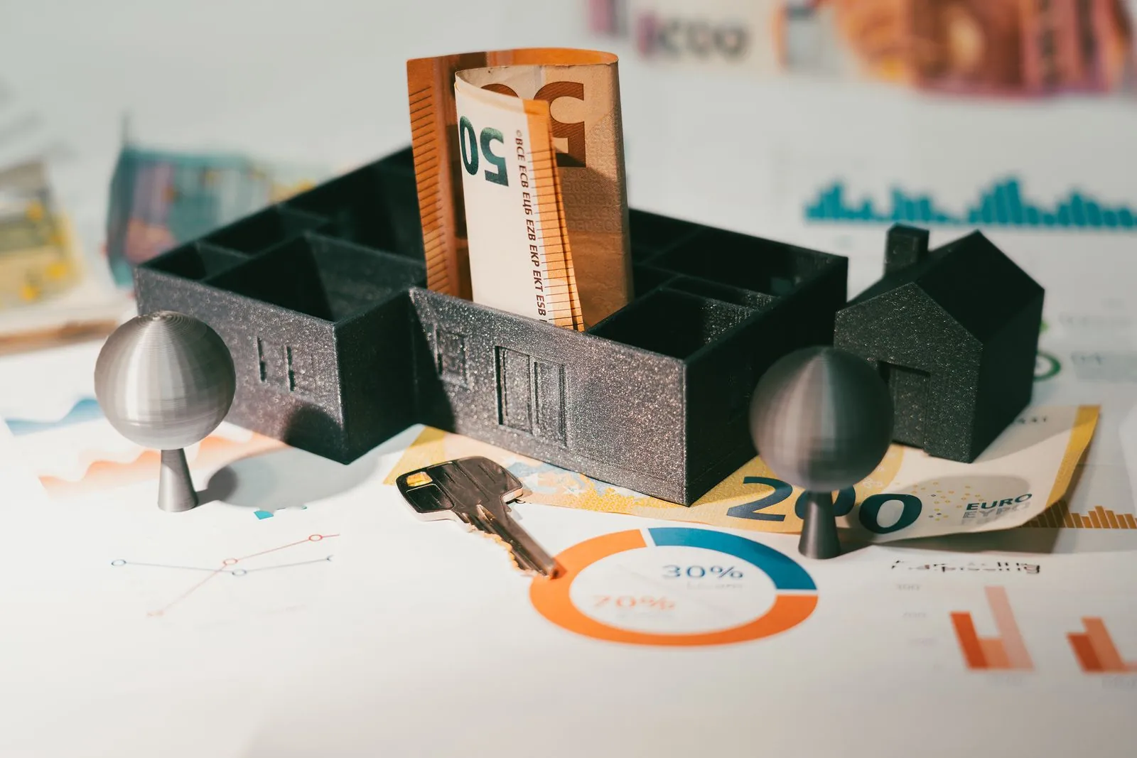 Ev maketi, anahtar ve banknotlarla konut bedeli ve değerleme raporu temsili
