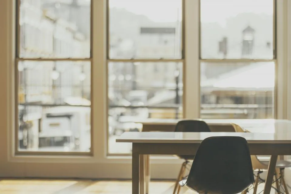 Pencere önünde boş çalışma masası: yetki itirazı ve dosyanın yetkili mahkemeye gönderilmesi