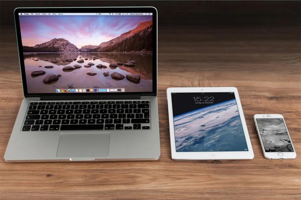 Masada dizüstü bilgisayar, tablet ve telefon: yurt dışındaki eşle iletişim